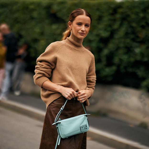 El marrón y el celeste son los dos únicos colores que necesitas para vestir bien: la combinación que va a salvar tus looks de la temporada