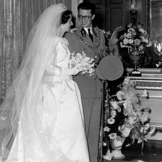 La boda de Balduino y Fabiola de Bélgica, con un vestido de Cristobal Balenciaga. 