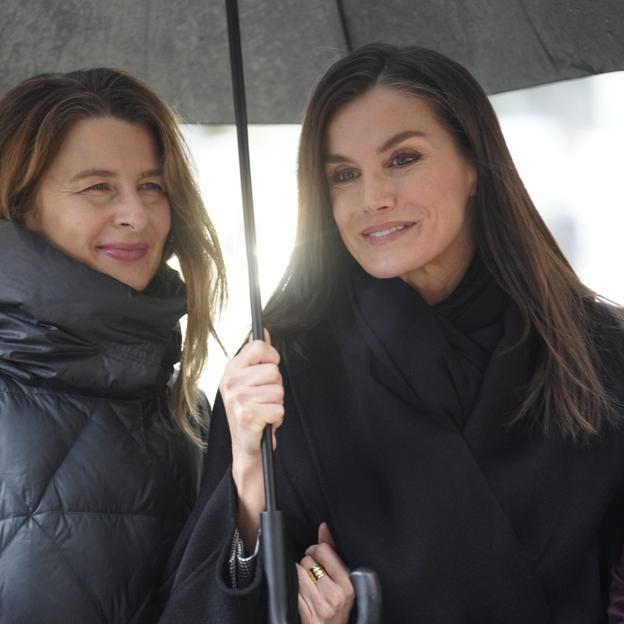 La reina Letizia combate la lluvia con su look negro favorito para acudir a la reunión con la Federación Española de Enfermedades Raras