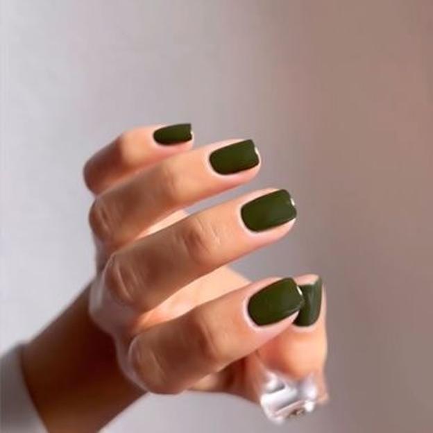 Manicura en tono verde musgo tendencia para invierno