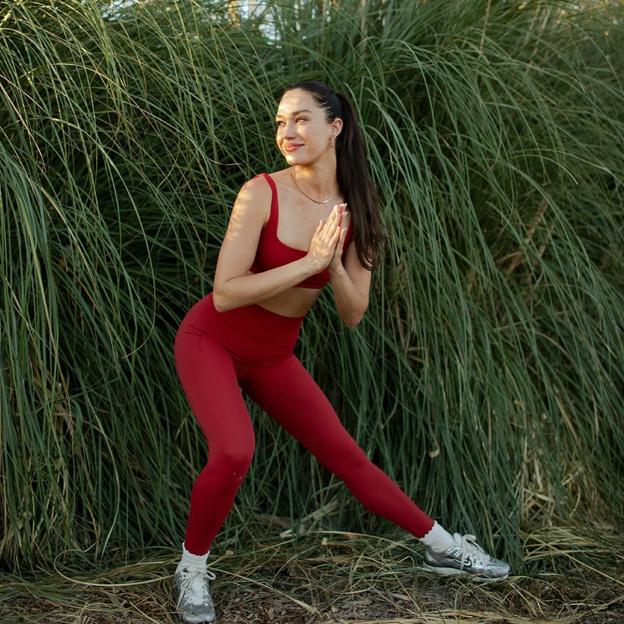 Mujer haciendo ejercicio al aire libre. 