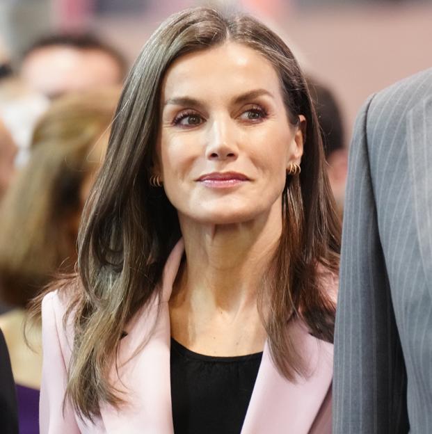 La reina Letizia estrena en FITUR una blazer de Zara de rebajas y agotada: entallada y en el color tendencia