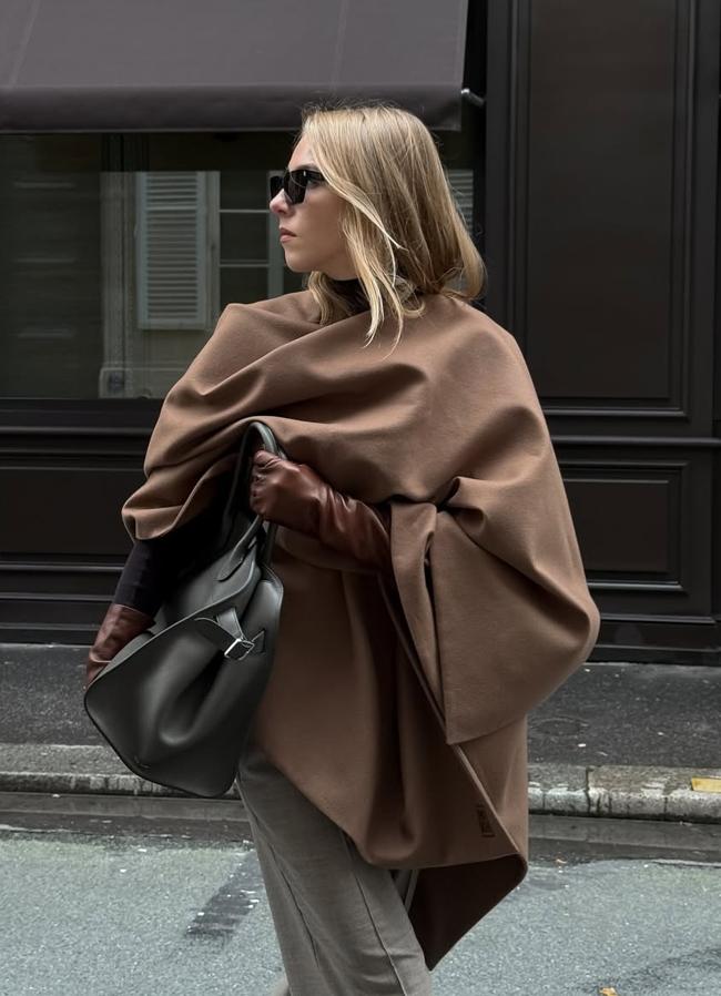 Influencer con capa marrón/@darya_burtseva