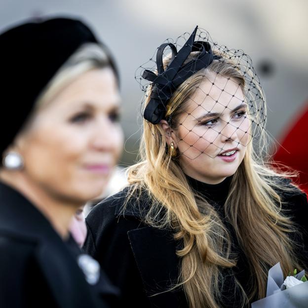 El impresionante tocado con diadema y rejilla de Amalia de Holanda para acudir al acto conmemorativo de Auschwitz.