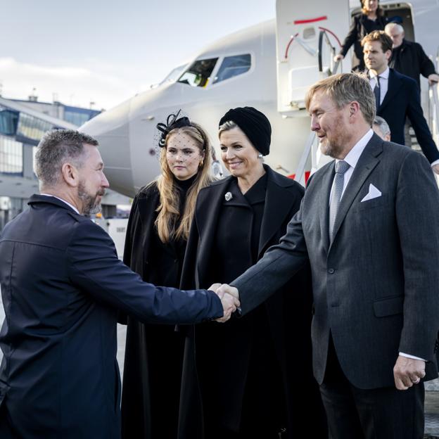 Amalia, Máxima y Guillermo de Holanda son recibidos en el aeropuerto de Katowice. 