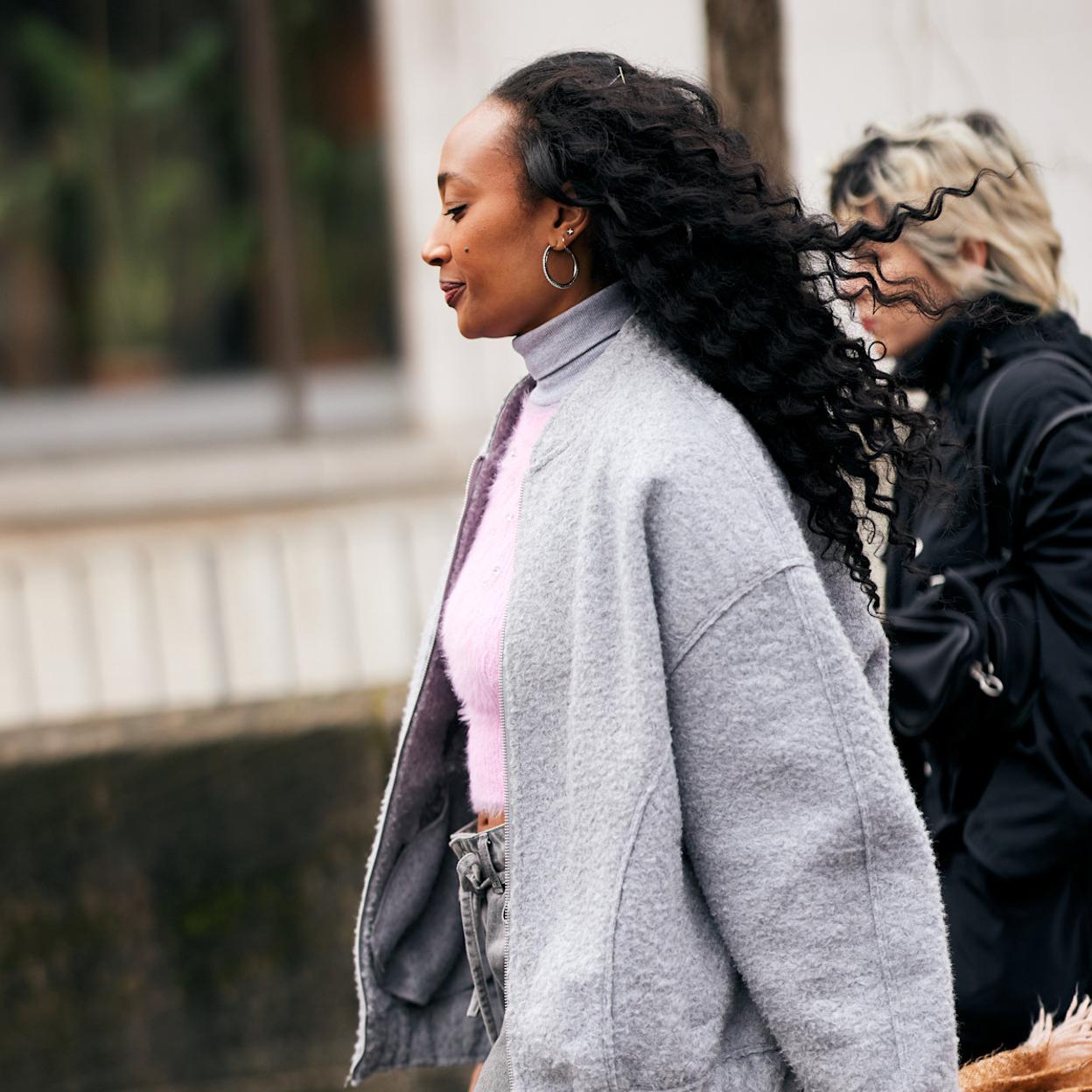 La chaqueta bomber gris que triunfa en París está disponible en Zara por 30 euros