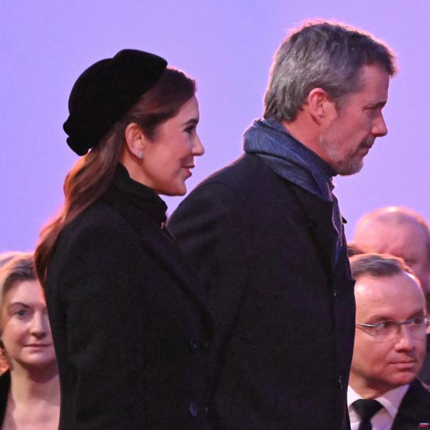 Mary de Dinamarca, sobria y elegante, acude al acto conmemorativo de Auschwitz con un sombrero estilo pillbox