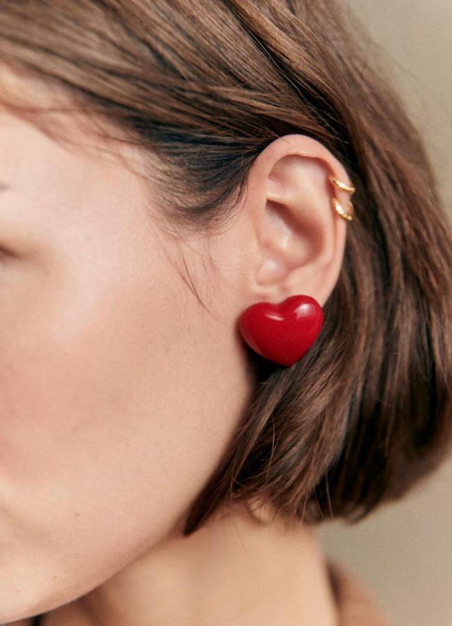 Pendientes con forma de corazón de Sézane.