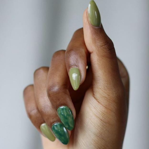 Uñas verde oliva con efecto mármol