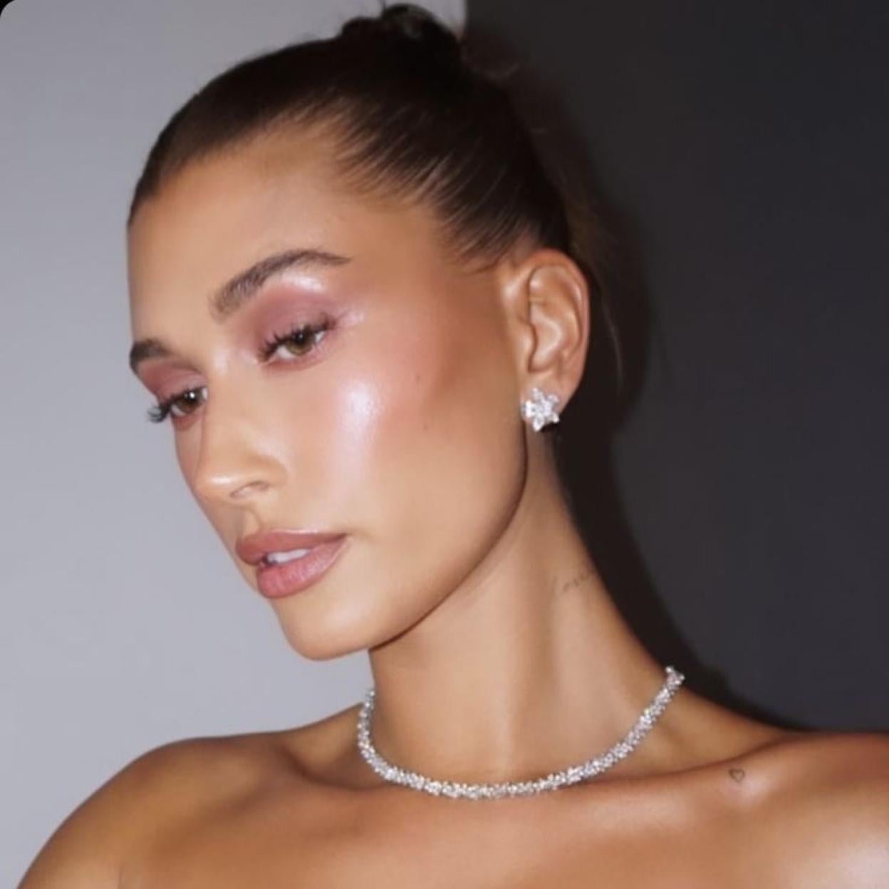 Hailey Bieber con tendencia de maquillaje fairy dust eyeshadow/@HAILEYBIEBER