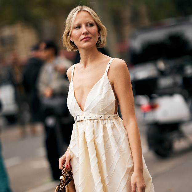 Mujer con vestido blanco