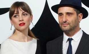 El amor de Leonor Watling, presentadora de los Goya 2025, y Jorge Drexler: flechazo, canción y 18 años juntos