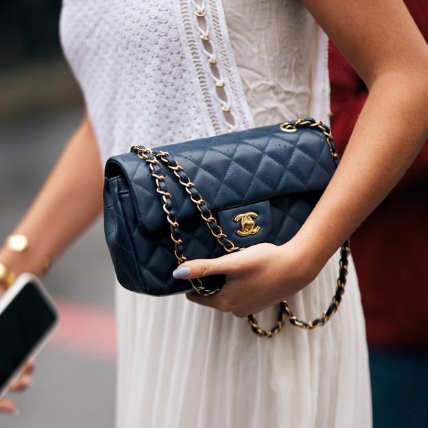 Mujer con bolso de Chanel azul marino