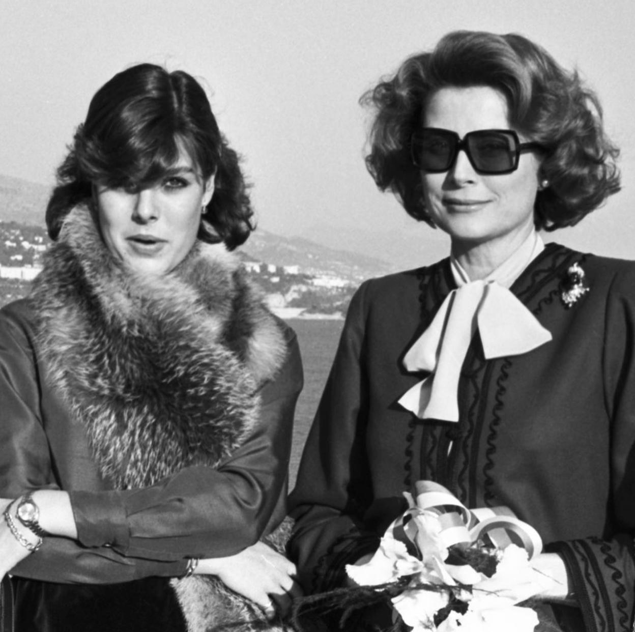 Carolina de Mónaco y Grace Kelly, en Montecarlo en 1975. /getty