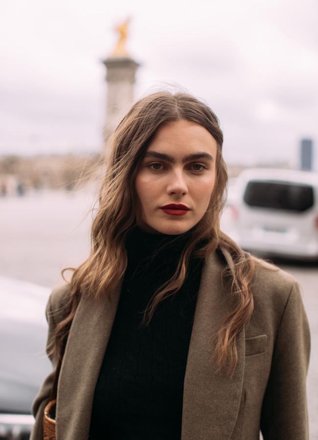 Una mujer con labios en rojo oscuro. Foto: Launchmetrics spotlight.