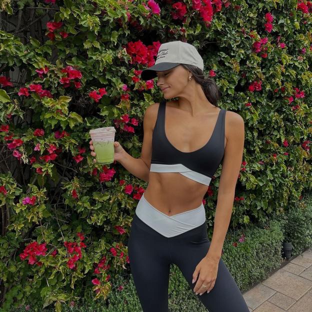 Mujer haciendo ejercicio al aire libre. 