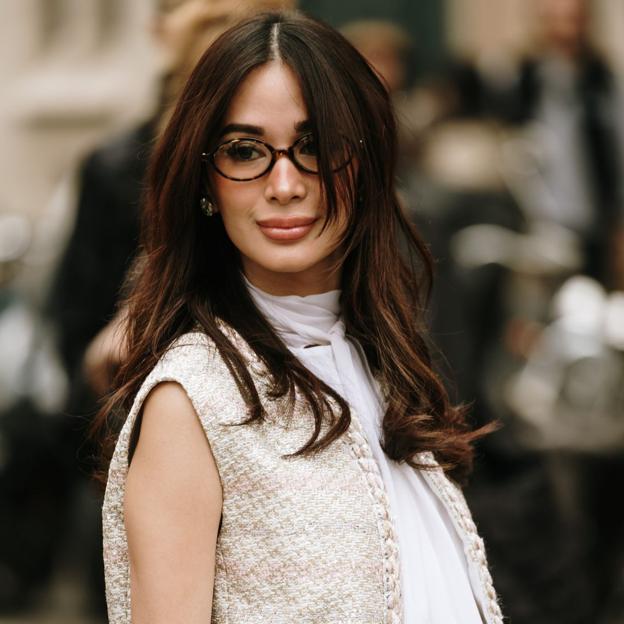 Una mujer con las gafas de ver virales.