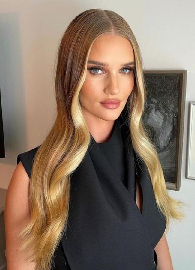 Rosie Huntington-Whiteley con mechas halo/@cwoodhair