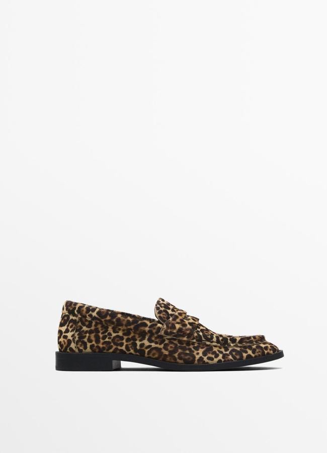 Mocasines con estampado de leopardo de Massimo Dutti.