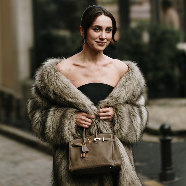 Influencer con abrigo con cuello de pelo elegante