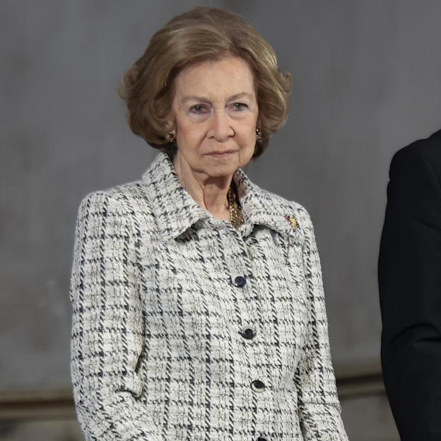 La reina Sofía, muy elegante, con la chaqueta de tweed favorita de las francesas y el bolso de Loewe más viral