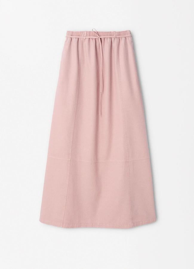 Falda midi en rosa de Parfois (17,99 euros).