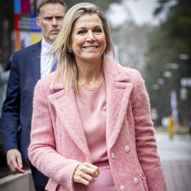 Maxíma de Holanda con el abrigo rosa.