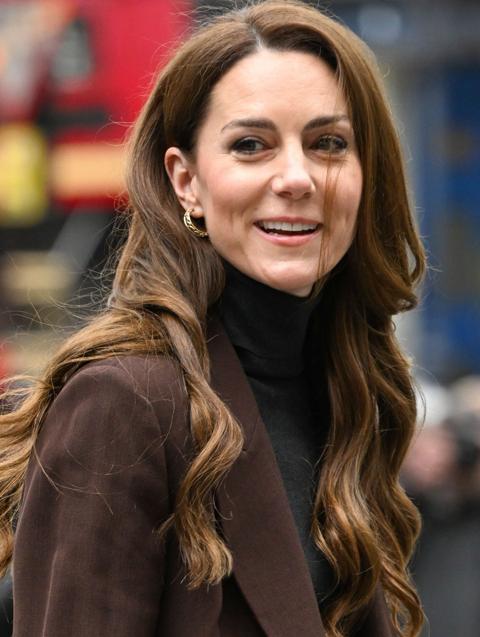 Kate Middleton tiene el look de oficina perfecto: pantalones que hacen tipazo y blazer en el color tendencia de la temporada