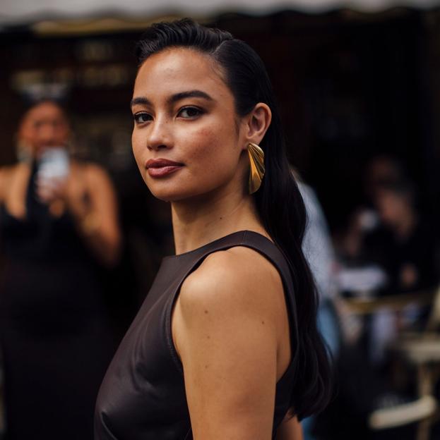 Modelo con look de maquillaje tendencia para 2025