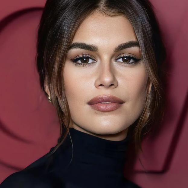 Kaia Gerber con maquillaje mocha mousse tendencia para 2025