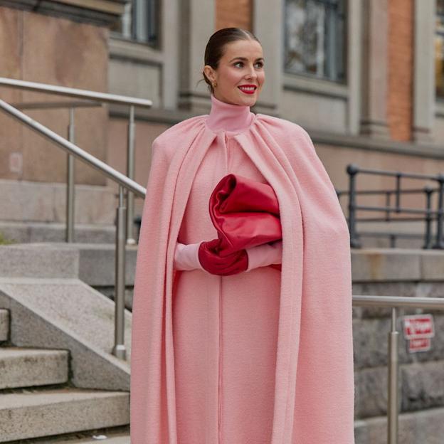 Influencer con look rosa en el street style