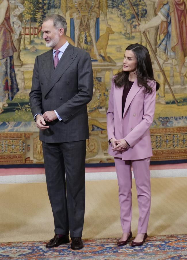 La reina Letizia con traje rosa y zapatos burdeos, el color tendencia de la temporada. Foto: Limited Pictures.