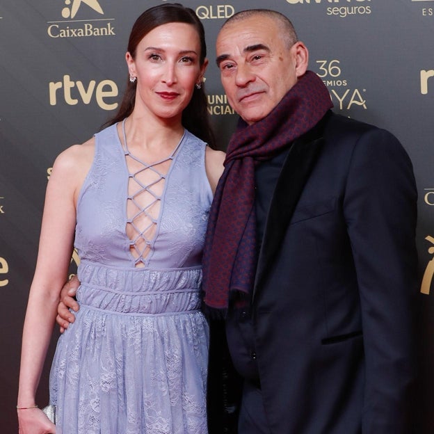 El actor Eduard Fernández junto a su actual pareja, Ainhoa Aldanondo. 