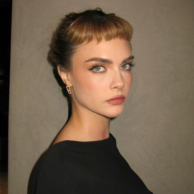 Cara Delevigne con baby bangs tendencia para 2025