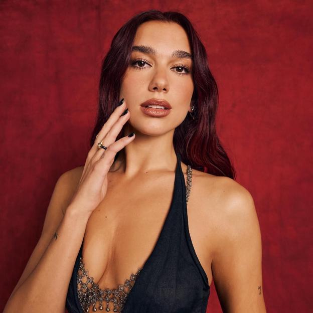 Dua Lipa con uñas negras tendencia para 2025