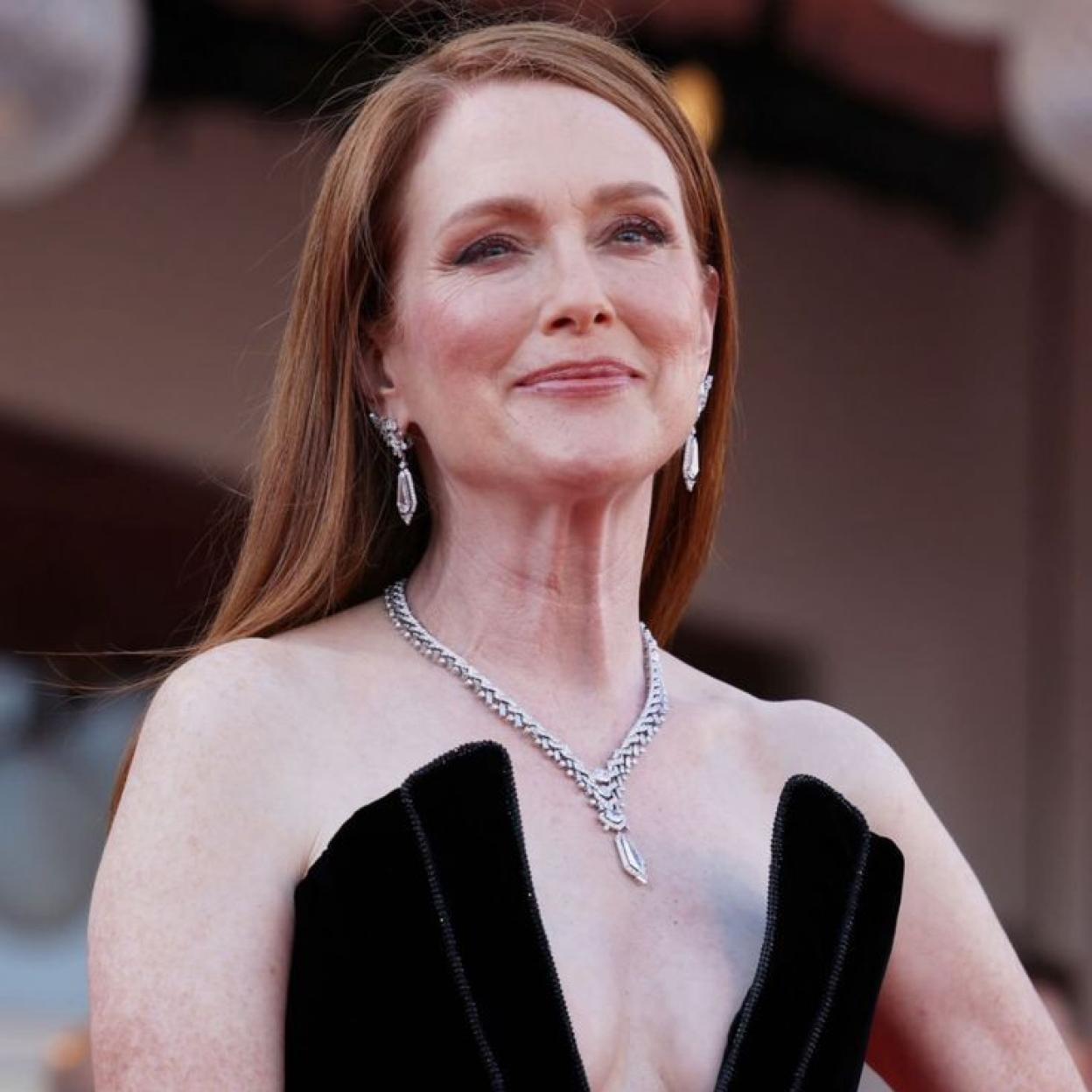 Julianne Moore con piel de cuello y escote firme/@OWENGOULD