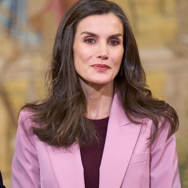 Los jerséis que han enamorado a la reina Letizia: básicos de calidad que tiene en varios colores