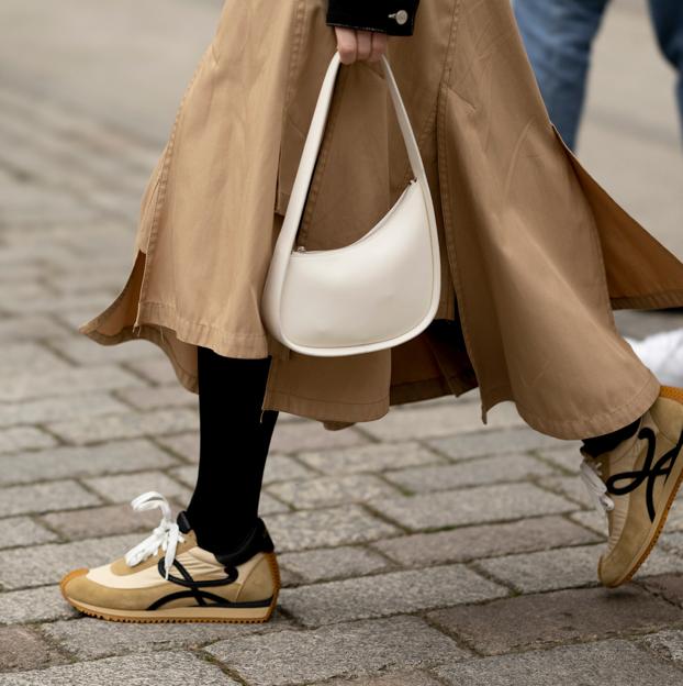 Mujer con zapatillas marrones