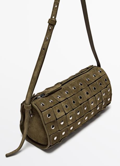 Bolso con tachuelas de Massimo Dutti (149 euros)