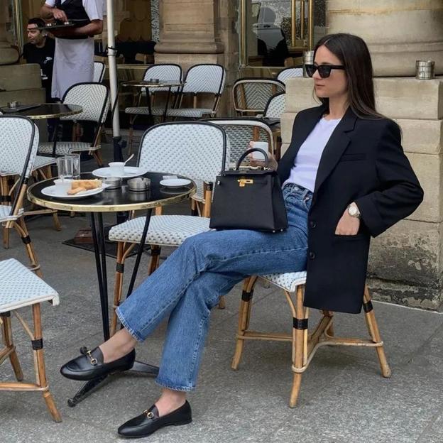 Influencer con mocasines elegantes