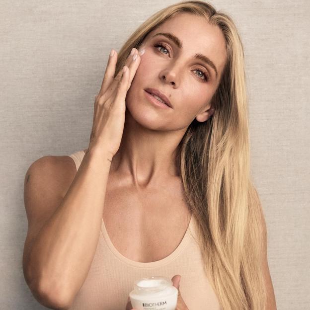 Elsa Pataky usando una crema hidratante.