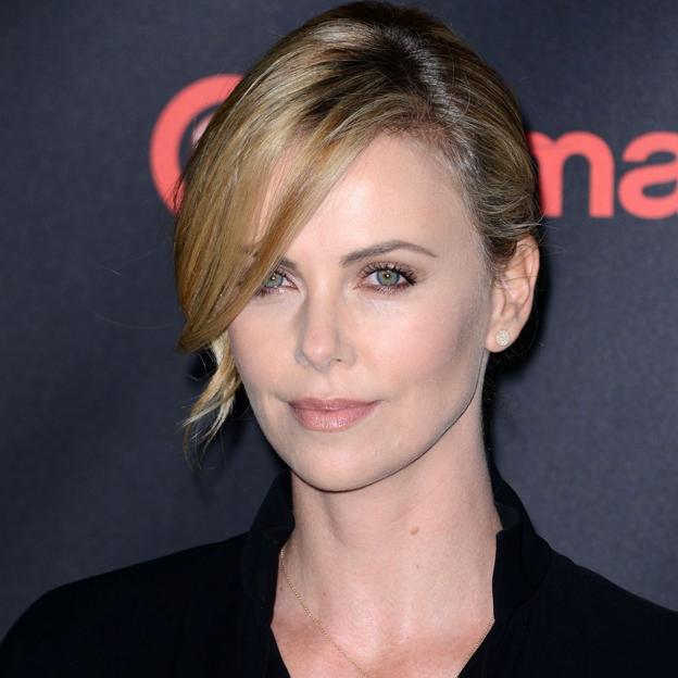 Charlize Theron con flequillo de lado.