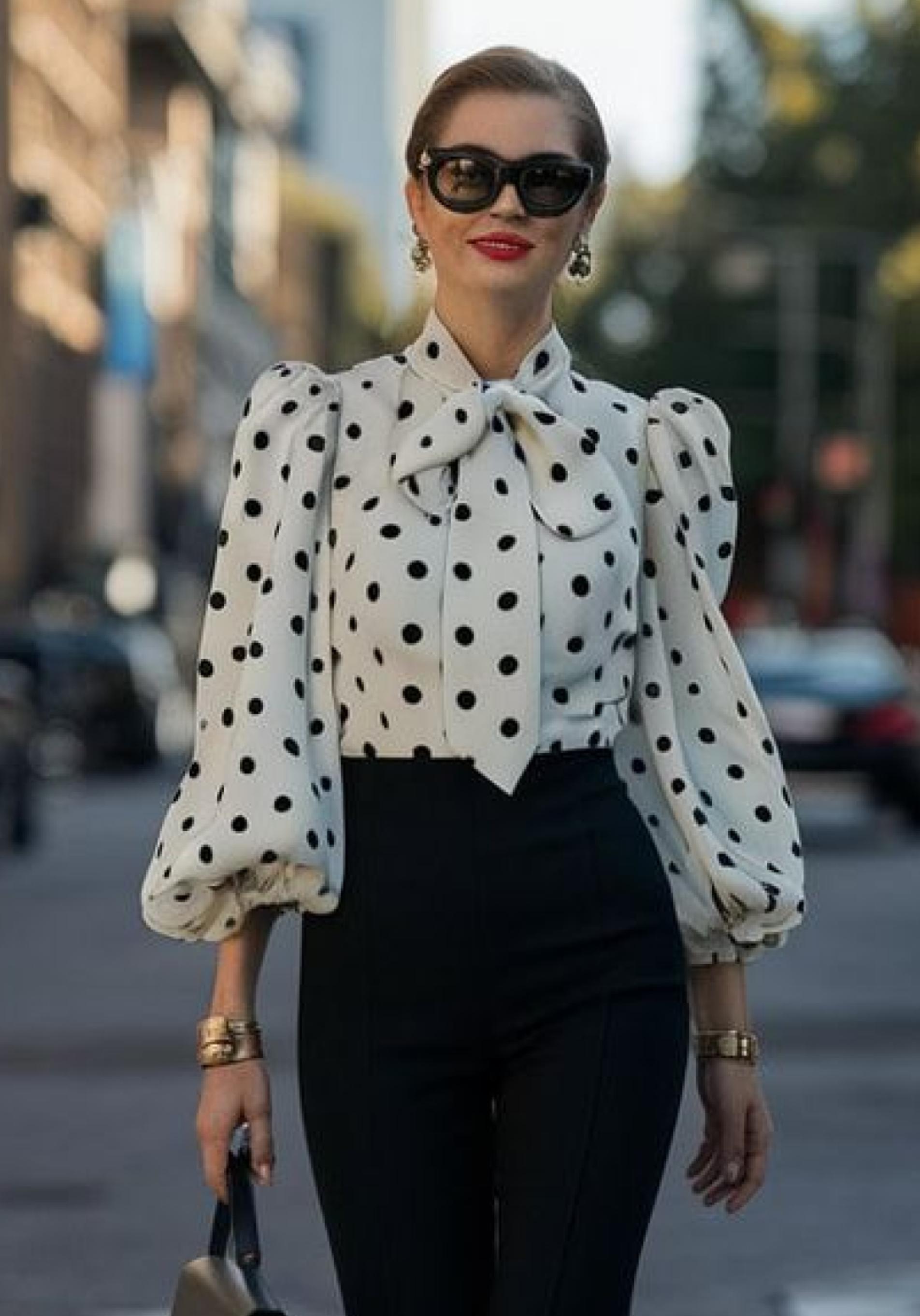 Top Delano en blanco con estampado de micro lunares negros