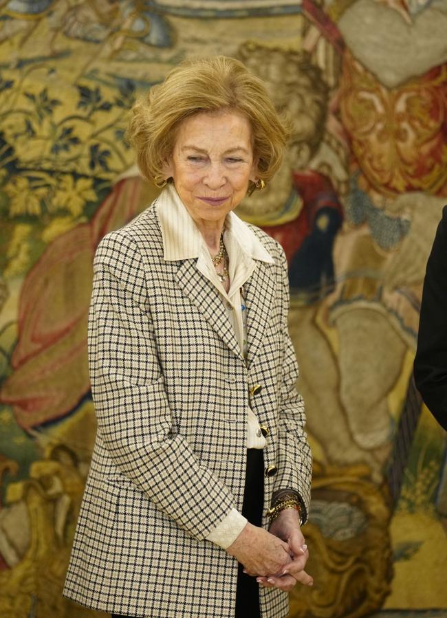 La reina Sofía con una blazer de cuadros muy elegante. / LIMITED PICTURES