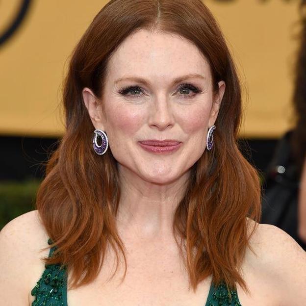 Julianne Moore con maquillaje favorecedor para piel madura