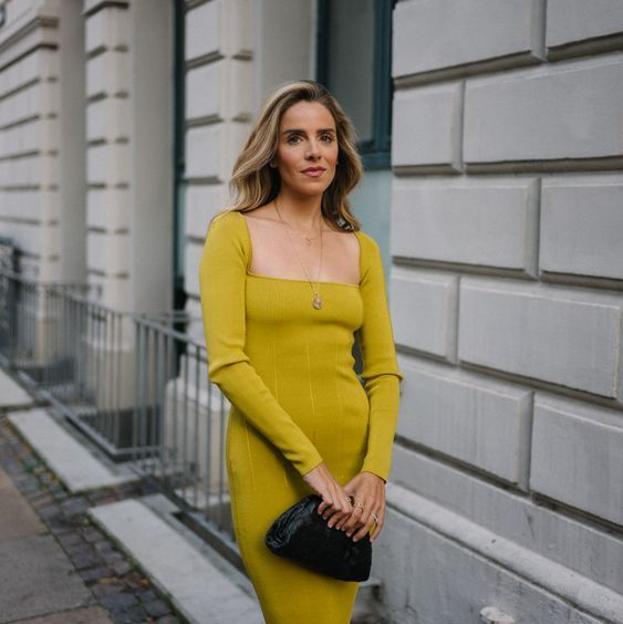 Influencer con vestido verde pistacho