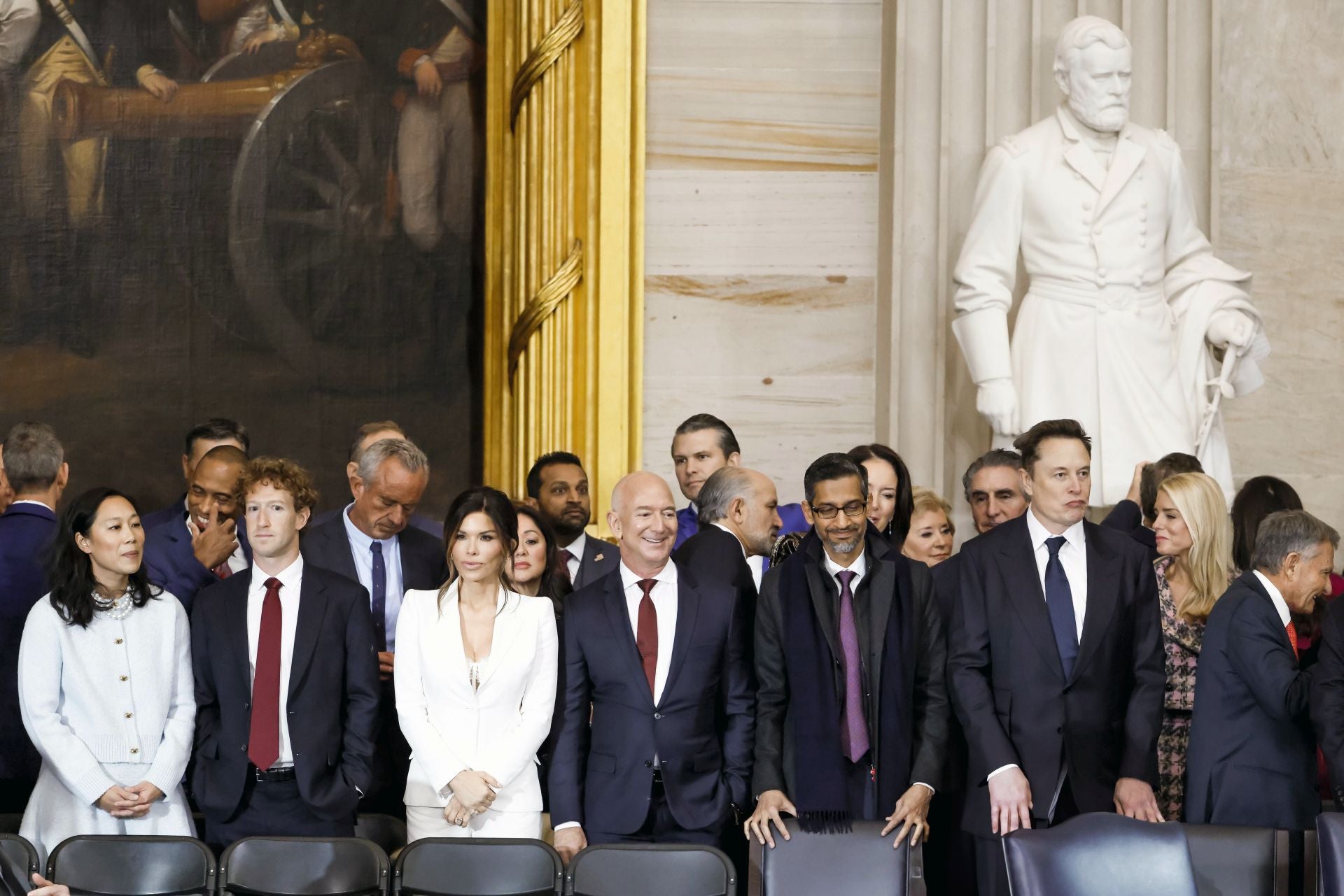 Los tres hombres más ricos, en primera fila durante la toma de posesión de Donald Trump. De izq. a dcha., Mark Zuckerberg; Lauren Sanchez y su prometido, el dueño de Amazon, Jeff Bezos; Sundar Pichai, director ejecutivo de Google; y Elon Musk.