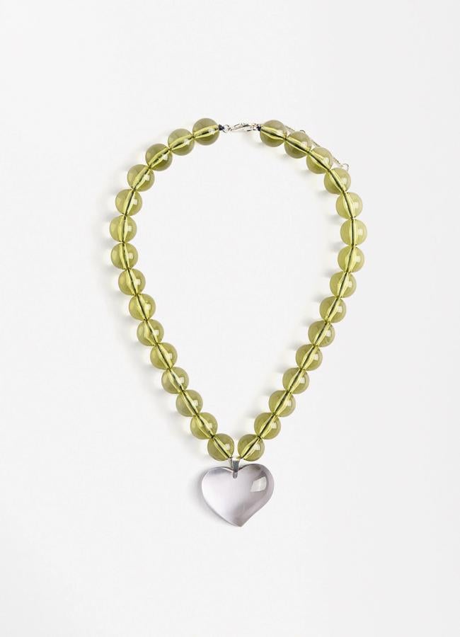 Collar con cuentas en verde y abalorio en forma de corazón de Parfois.