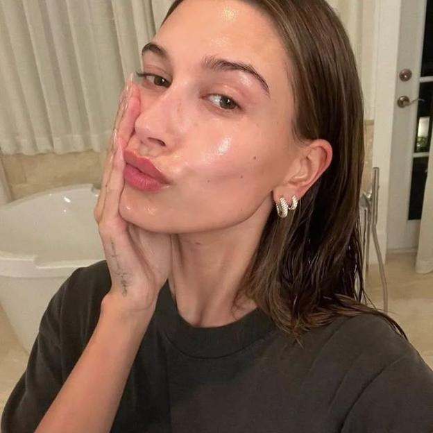 Hailey Bieber con piel limpia luminosa