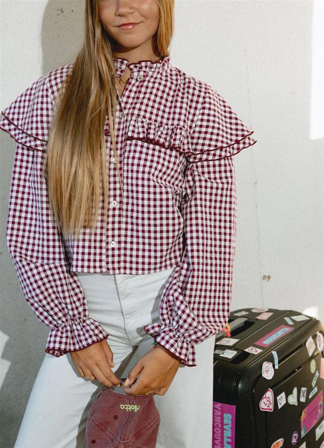 Blusa de vichy rojo con capa